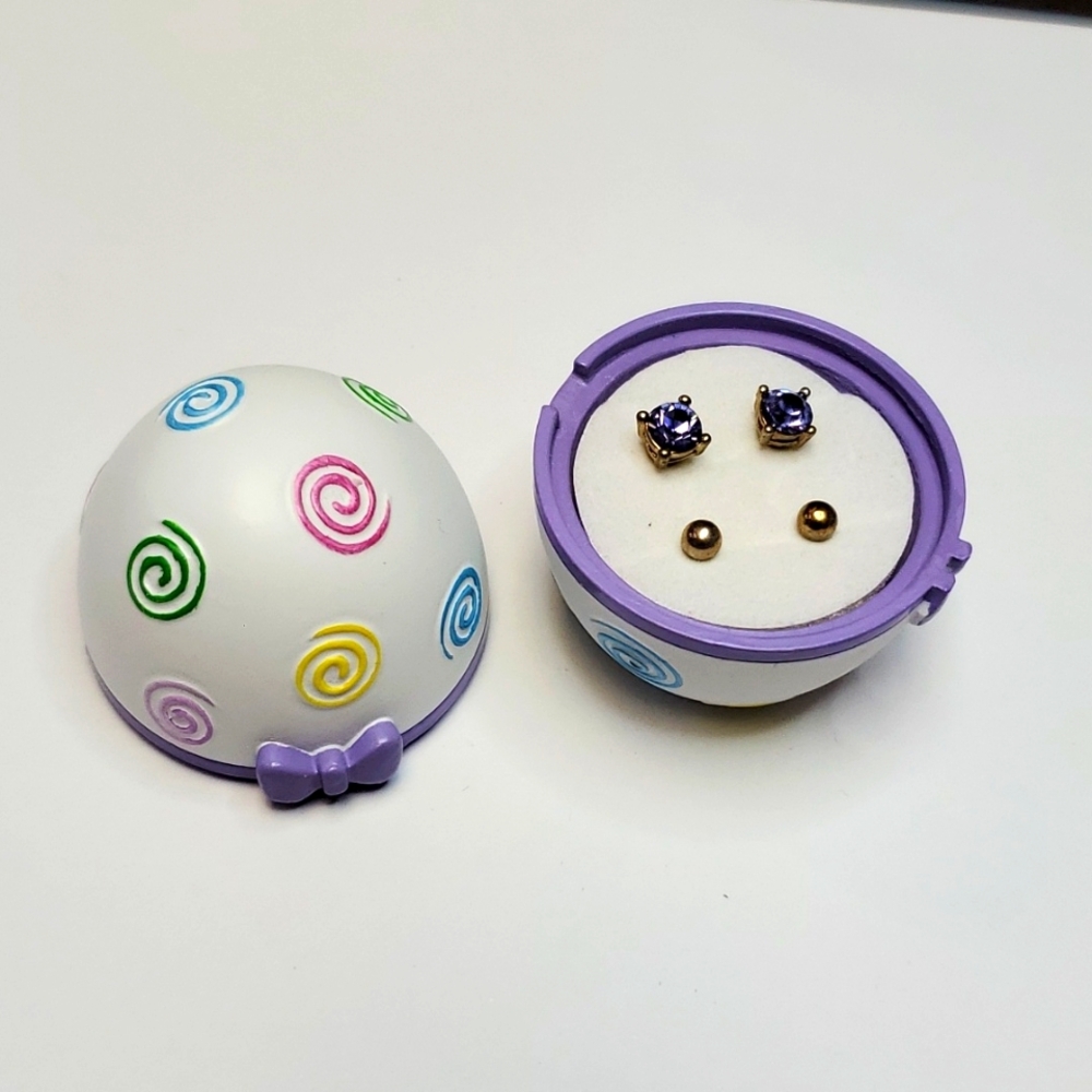 Avon 2007 Earring stud duo in Easter egg gift box